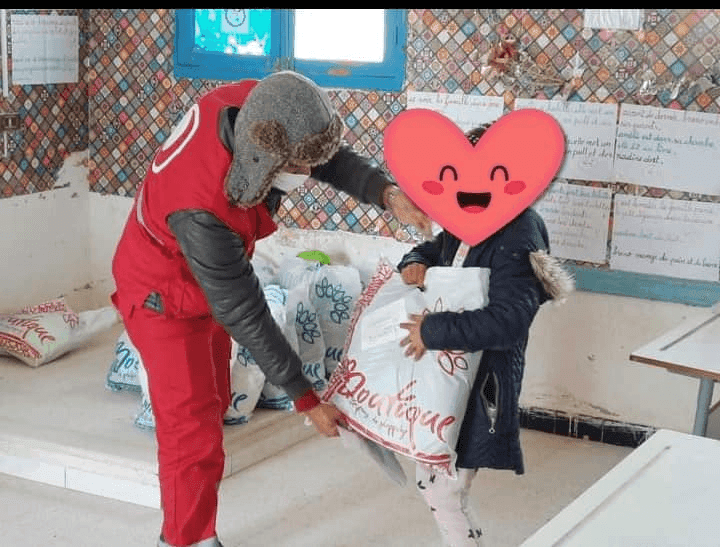 Photo Distribution de denrées alimentaires et vêtements d’hiver au profit de 370 élèves et 60 familles à Kasserine