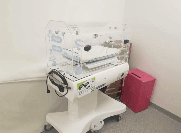 Photo Achat et rapatriement de 3 tables de réanimation et 1 couveuse néonatale – Hôpital du CHU Hached