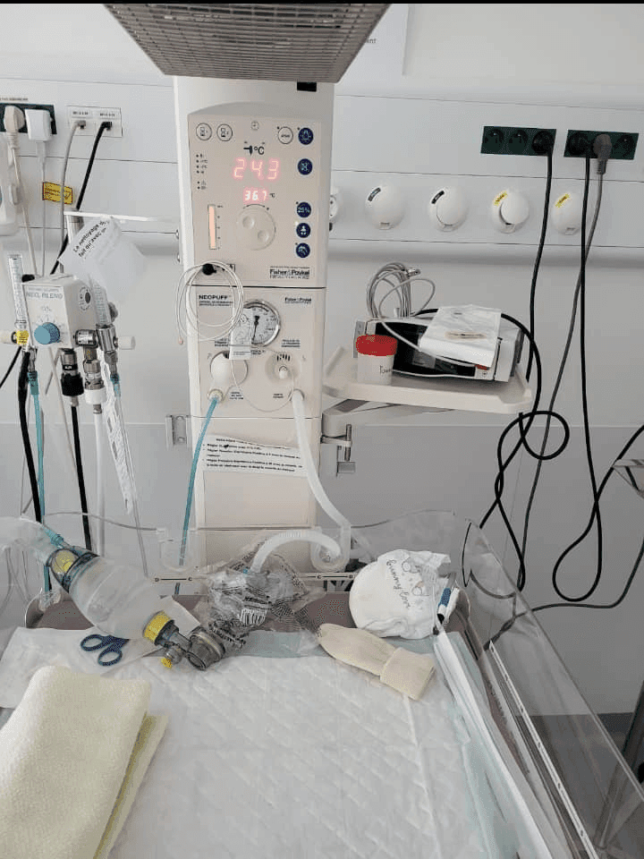 Photo Achat et rapatriement de 3 tables de réanimation et 1 couveuse néonatale – Hôpital du CHU Hached