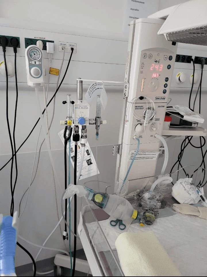 Photo Achat et rapatriement de 3 tables de réanimation et 1 couveuse néonatale – Hôpital du CHU Hached