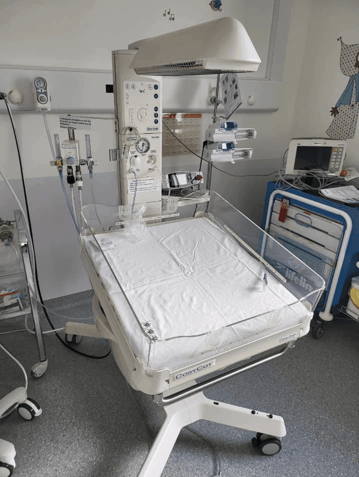 Photo Achat et rapatriement de 3 tables de réanimation et 1 couveuse néonatale – Hôpital du CHU Hached